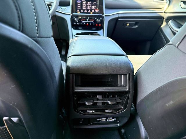 2023 Jeep Grand Cherokee Laredo 4x4