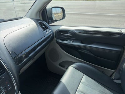 2016 Chrysler Town & Country Touring