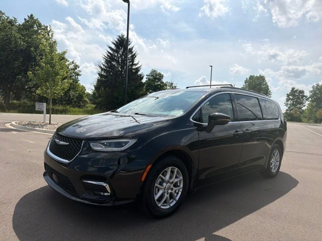 2022 Chrysler Pacifica Touring L's photo